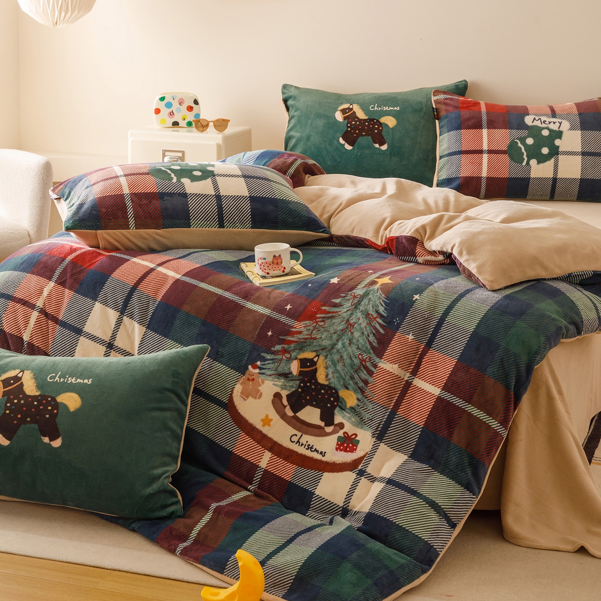 91家纺网 家纺一手货源 找家纺 RYB红黄兰 2025新款设计师原创牛奶绒大版数码印花四件套 圣诞小马