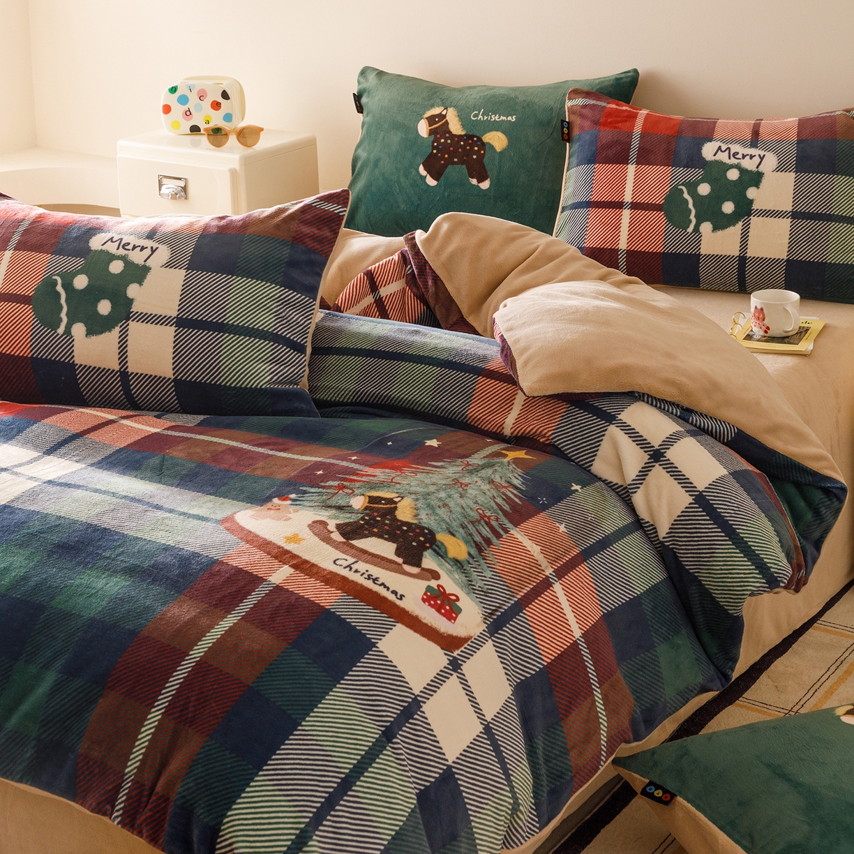 91家纺网 家纺一手货源 找家纺 RYB红黄兰 2025新款设计师原创牛奶绒大版数码印花四件套 圣诞小马