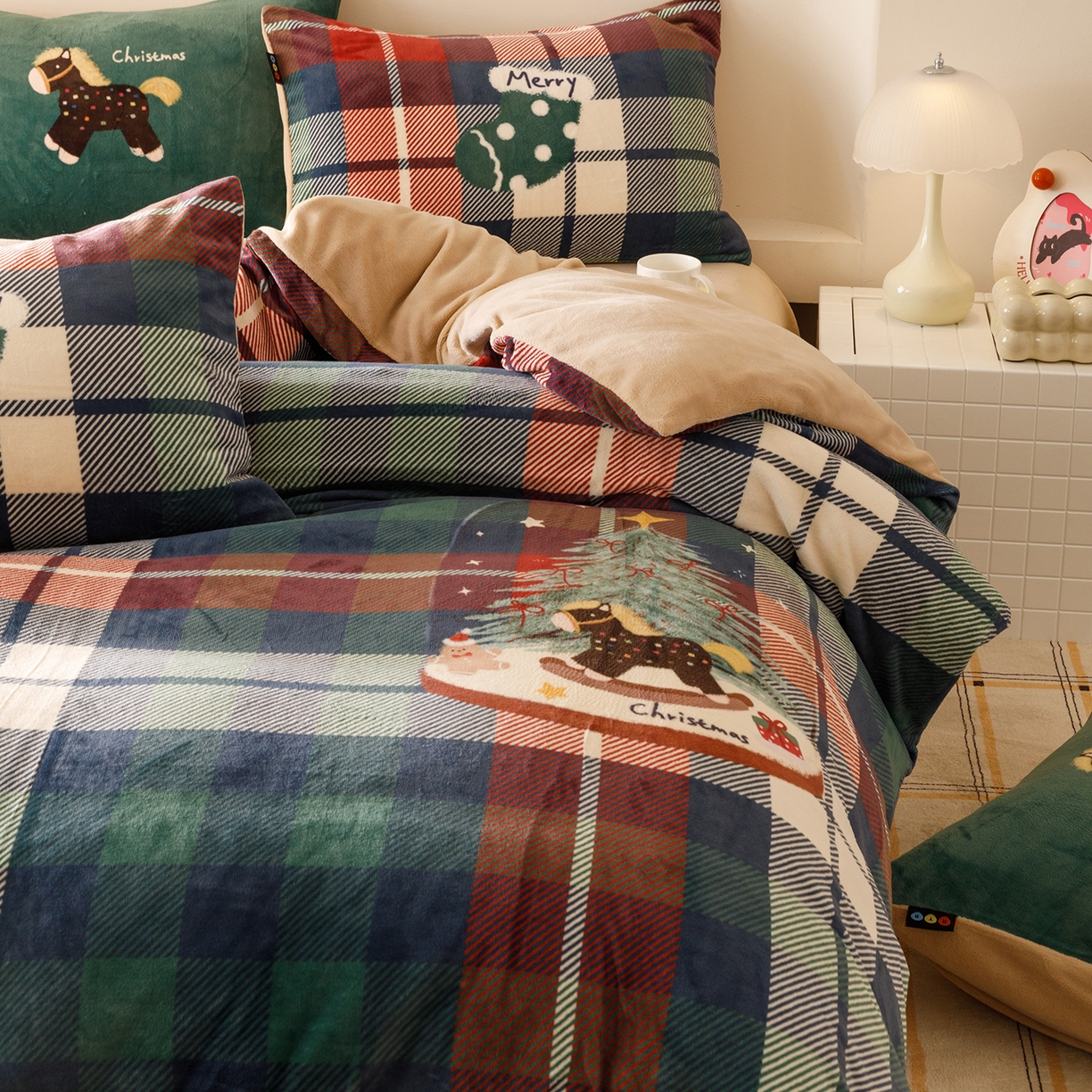 91家纺网 家纺一手货源 找家纺 RYB红黄兰 2025新款设计师原创牛奶绒大版数码印花四件套 圣诞小马