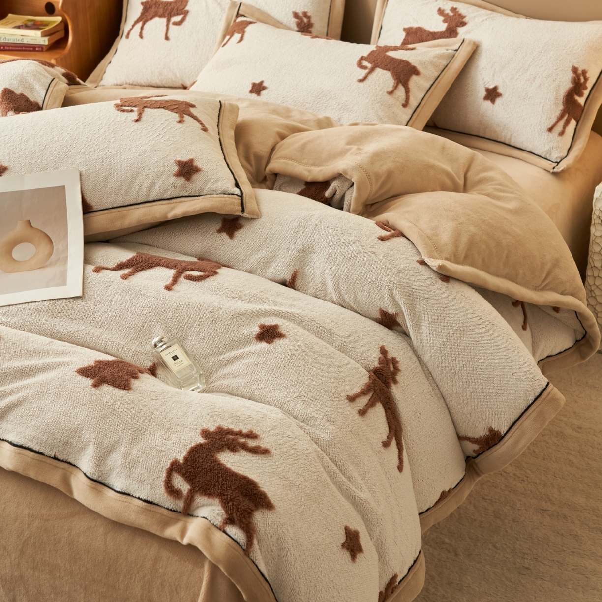 91家纺网 家纺一手货源 找家纺 金鹰 2025新款提花绒牛奶绒四件套 圣诞小鹿