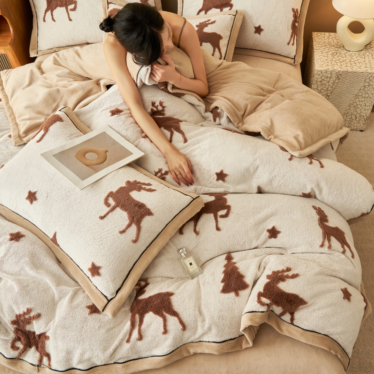 91家纺网 家纺一手货源 找家纺 金鹰 2025新款提花绒牛奶绒四件套 圣诞小鹿