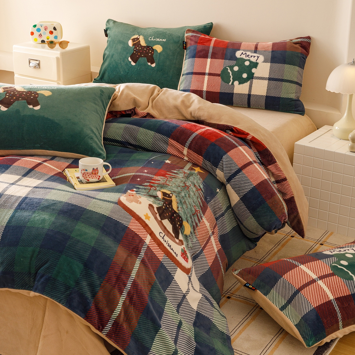 91家纺网 家纺一手货源 找家纺 RYB红黄兰 2025新款设计师原创牛奶绒大版数码印花四件套 圣诞小马