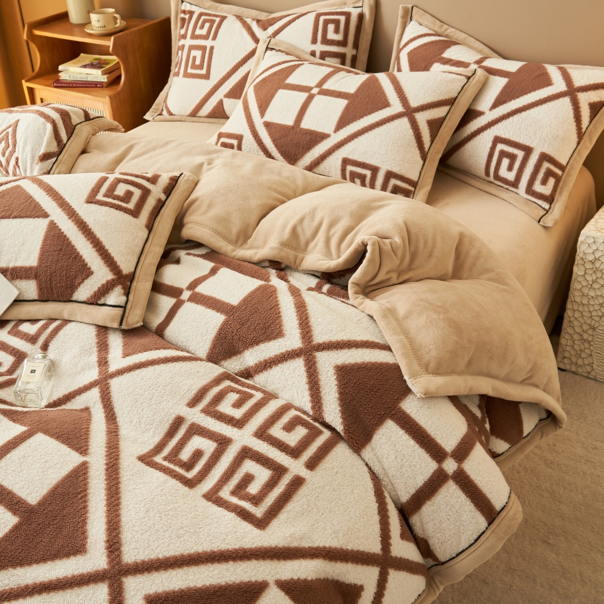 91家纺网 家纺一手货源 找家纺 金鹰 2025新款提花绒牛奶绒四件套 苏迪娜