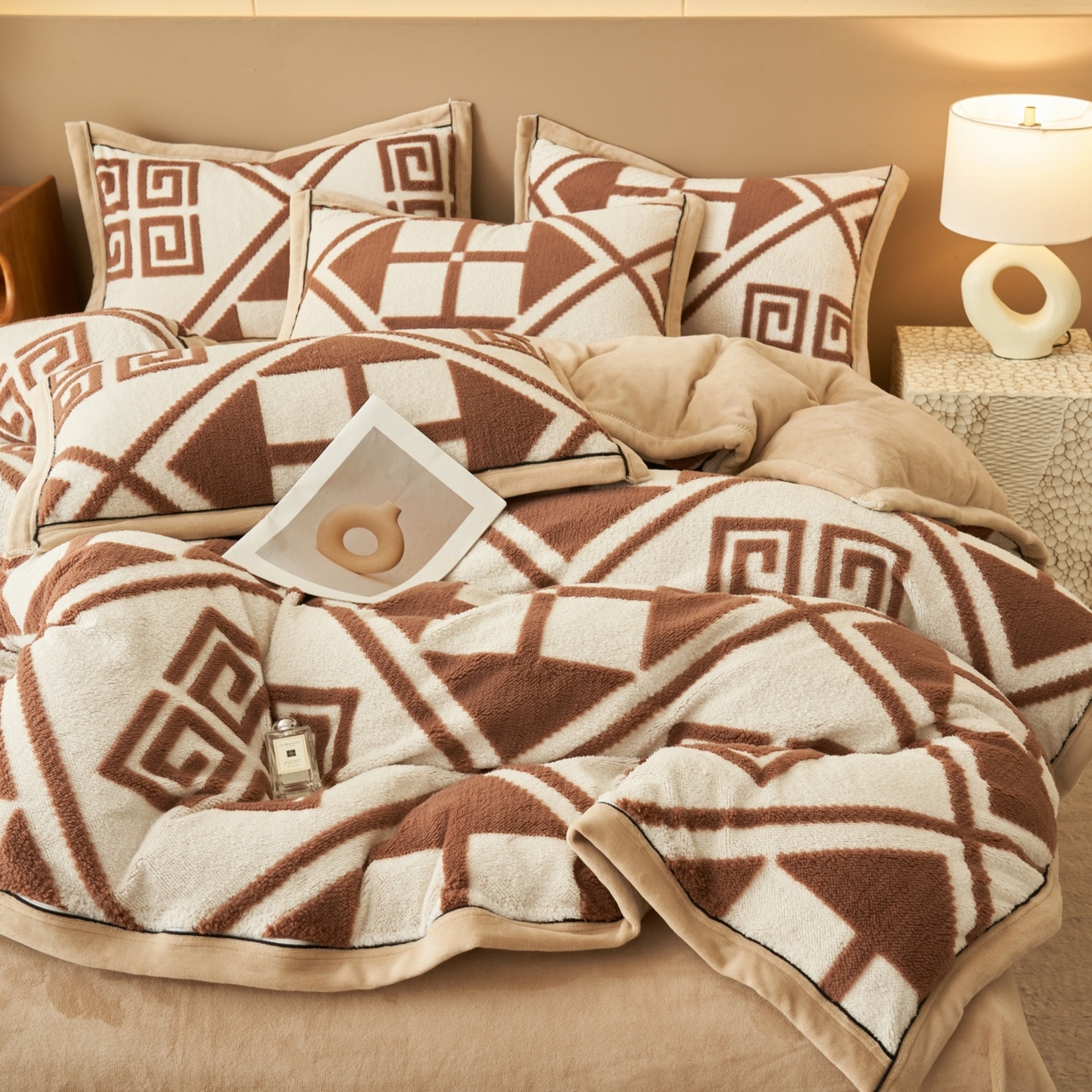 91家纺网 家纺一手货源 找家纺 金鹰 2025新款提花绒牛奶绒四件套 苏迪娜