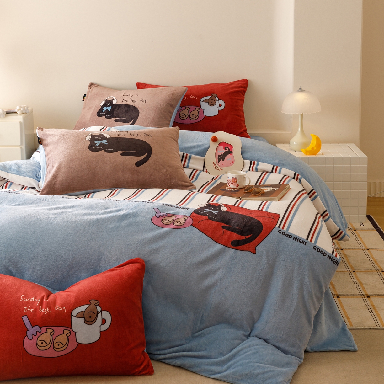 91家纺网 家纺一手货源 找家纺 RYB红黄兰 2025新款设计师原创牛奶绒大版数码印花四件套 小宅喵