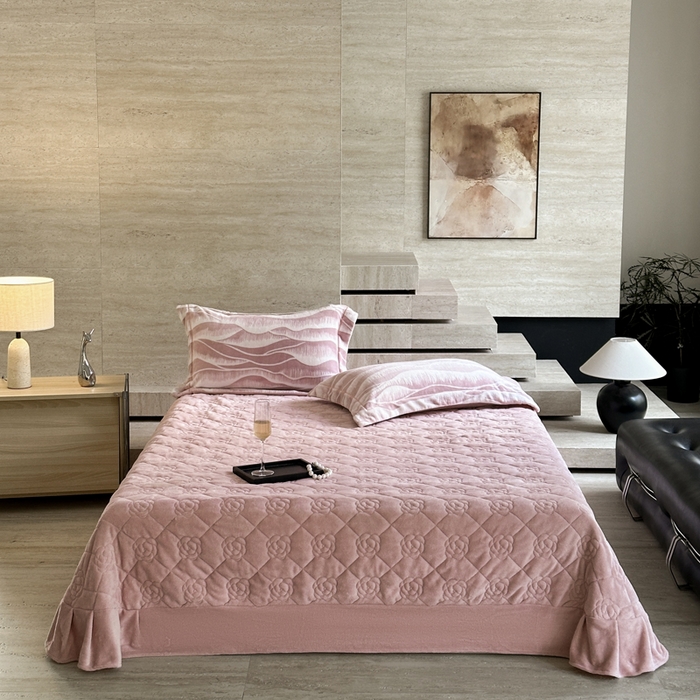 91家纺网 家纺一手货源 找家纺 7V 2025新款A类5D雕花绒四件套高克重立体浮雕牛奶绒大宽边一字绣全工艺四件套 峰回