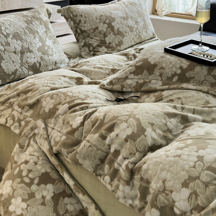 91家纺网 家纺一手货源 找家纺 7V 2025新款A类5D雕花绒四件套高克重立体浮雕牛奶绒大宽边一字绣全工艺四件套 蔷薇之恋