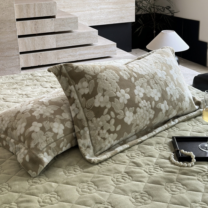 91家纺网 家纺一手货源 找家纺 7V 2025新款A类5D雕花绒四件套高克重立体浮雕牛奶绒大宽边一字绣全工艺四件套 蔷薇之恋