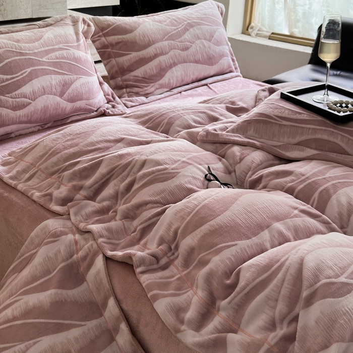 91家纺网 家纺一手货源 找家纺 7V 2025新款A类5D雕花绒四件套高克重立体浮雕牛奶绒大宽边一字绣全工艺四件套 峰回