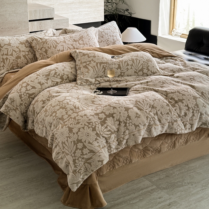 91家纺网 家纺一手货源 找家纺 7V 2025新款A类5D雕花绒四件套高克重立体浮雕牛奶绒大宽边一字绣全工艺四件套 寻梦