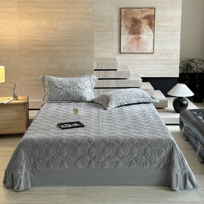 91家纺网 家纺一手货源 找家纺 7V 2025新款A类5D雕花绒四件套高克重立体浮雕牛奶绒大宽边一字绣全工艺四件套 卷草