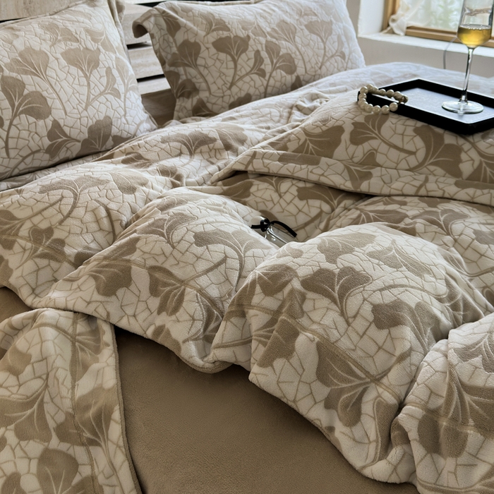 91家纺网 家纺一手货源 找家纺 7V 2025新款A类5D雕花绒四件套高克重立体浮雕牛奶绒大宽边一字绣全工艺四件套 银杏物语