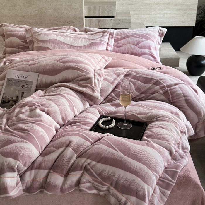 91家纺网 家纺一手货源 找家纺 7V 2025新款A类5D雕花绒四件套高克重立体浮雕牛奶绒大宽边一字绣全工艺四件套 峰回