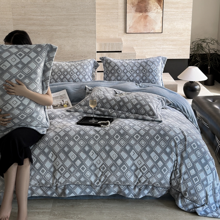 91家纺网 家纺一手货源 找家纺 7V 2025新款A类5D雕花绒四件套高克重立体浮雕牛奶绒大宽边一字绣全工艺四件套 卡罗尔