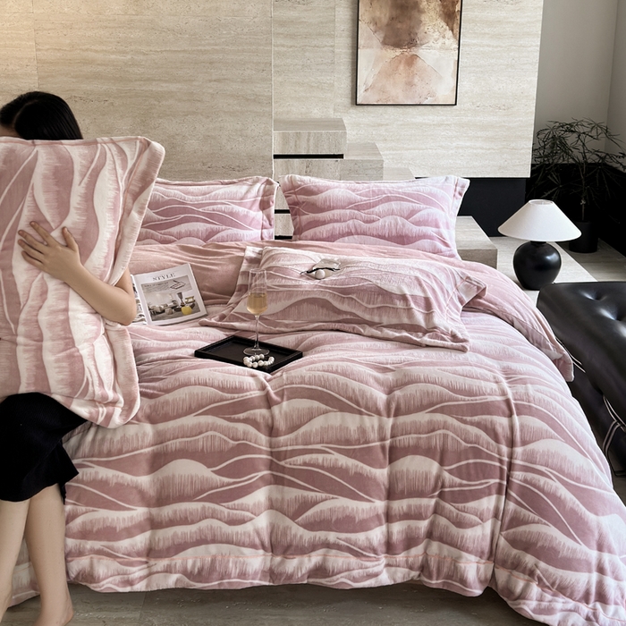 91家纺网 家纺一手货源 找家纺 7V 2025新款A类5D雕花绒四件套高克重立体浮雕牛奶绒大宽边一字绣全工艺四件套 峰回