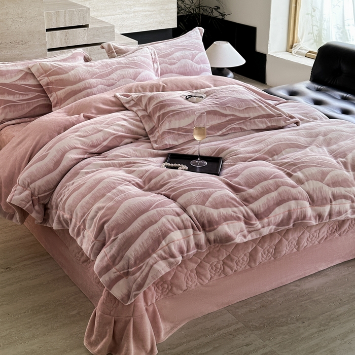 91家纺网 家纺一手货源 找家纺 7V 2025新款A类5D雕花绒四件套高克重立体浮雕牛奶绒大宽边一字绣全工艺四件套 峰回