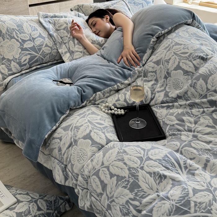 91家纺网 家纺一手货源 找家纺 7V 2025新款A类5D雕花绒四件套高克重立体浮雕牛奶绒大宽边一字绣全工艺四件套 叶子花