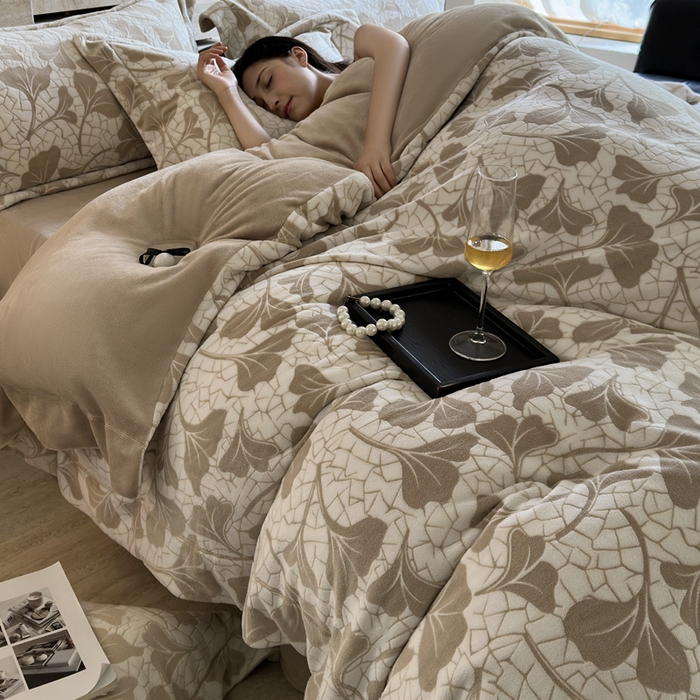 91家纺网 家纺一手货源 找家纺 7V 2025新款A类5D雕花绒四件套高克重立体浮雕牛奶绒大宽边一字绣全工艺四件套 银杏物语