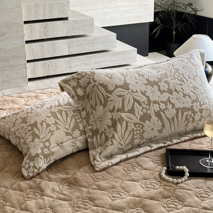 91家纺网 家纺一手货源 找家纺 7V 2025新款A类5D雕花绒四件套高克重立体浮雕牛奶绒大宽边一字绣全工艺四件套 寻梦