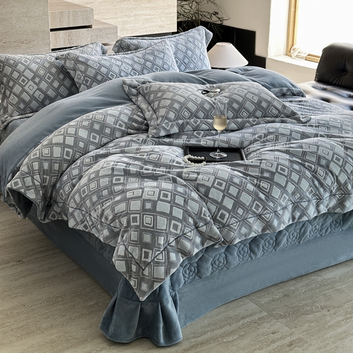 91家纺网 家纺一手货源 找家纺 7V 2025新款A类5D雕花绒四件套高克重立体浮雕牛奶绒大宽边一字绣全工艺四件套 卡罗尔