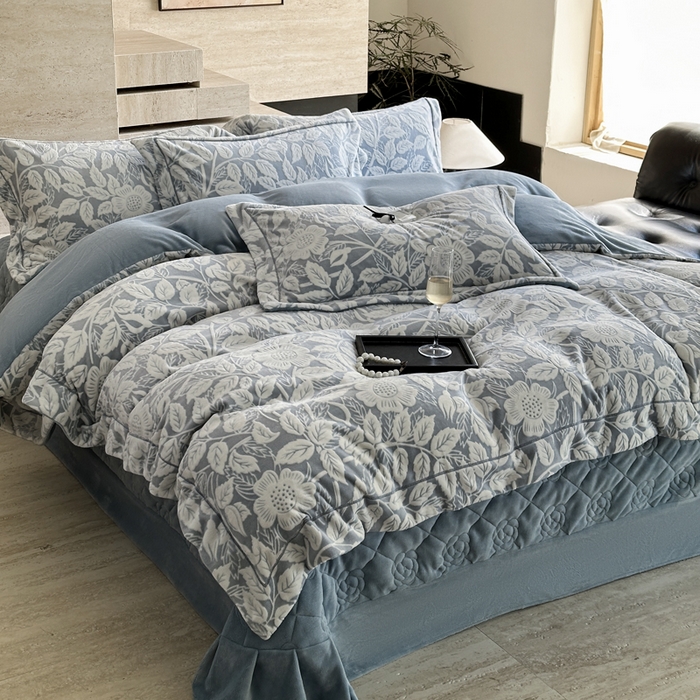 91家纺网 家纺一手货源 找家纺 7V 2025新款A类5D雕花绒四件套高克重立体浮雕牛奶绒大宽边一字绣全工艺四件套 叶子花