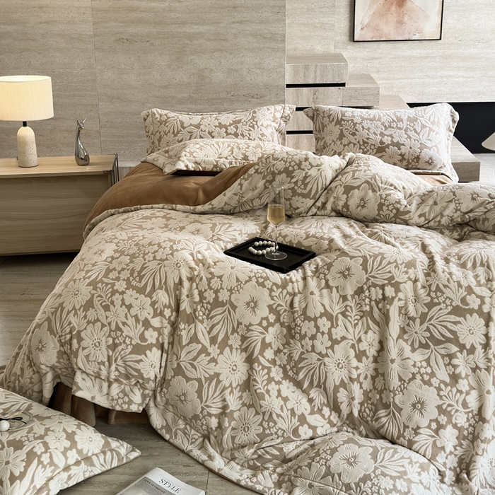 91家纺网 家纺一手货源 找家纺 7V 2025新款A类5D雕花绒四件套高克重立体浮雕牛奶绒大宽边一字绣全工艺四件套 寻梦