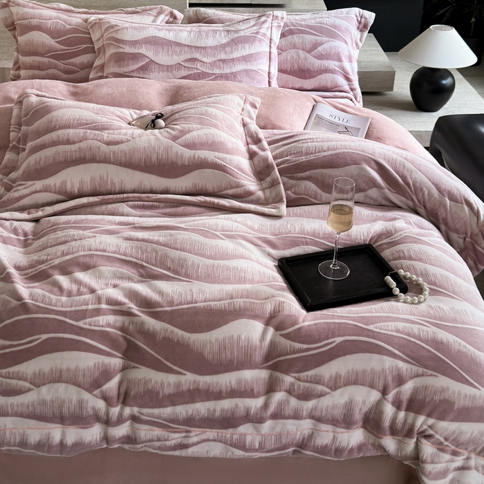 91家纺网 家纺一手货源 找家纺 7V 2025新款A类5D雕花绒四件套高克重立体浮雕牛奶绒大宽边一字绣全工艺四件套 峰回