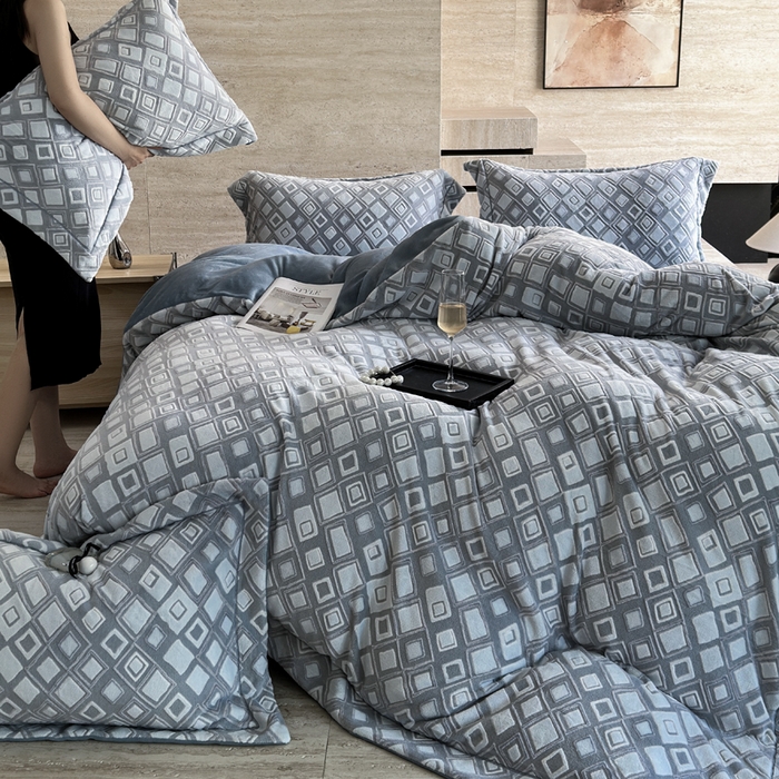 91家纺网 家纺一手货源 找家纺 7V 2025新款A类5D雕花绒四件套高克重立体浮雕牛奶绒大宽边一字绣全工艺四件套 卡罗尔