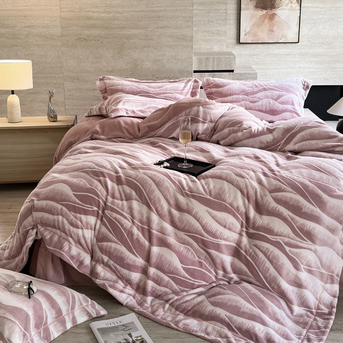 91家纺网 家纺一手货源 找家纺 7V 2025新款A类5D雕花绒四件套高克重立体浮雕牛奶绒大宽边一字绣全工艺四件套 峰回