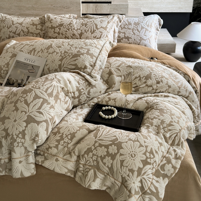 91家纺网 家纺一手货源 找家纺 7V 2025新款A类5D雕花绒四件套高克重立体浮雕牛奶绒大宽边一字绣全工艺四件套 寻梦