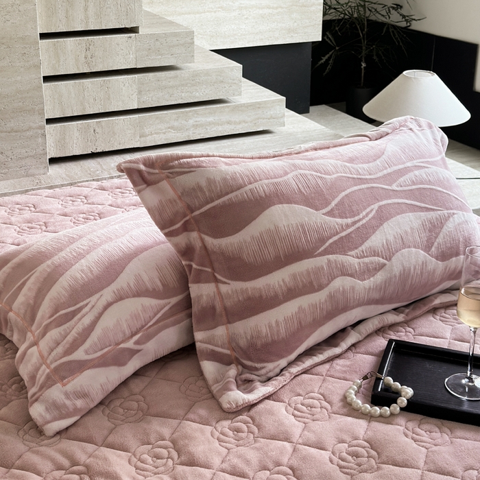 91家纺网 家纺一手货源 找家纺 7V 2025新款A类5D雕花绒四件套高克重立体浮雕牛奶绒大宽边一字绣全工艺四件套 峰回