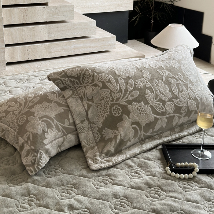 91家纺网 家纺一手货源 找家纺 7V 2025新款A类5D雕花绒四件套高克重立体浮雕牛奶绒大宽边一字绣全工艺四件套 爱意浓