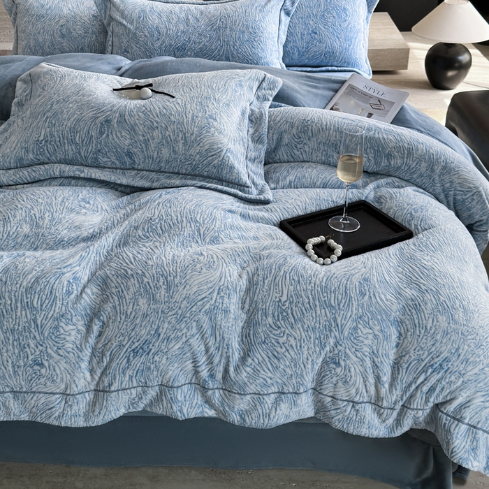 91家纺网 家纺一手货源 找家纺 7V 2025新款A类5D雕花绒四件套高克重立体浮雕牛奶绒大宽边一字绣全工艺四件套 水波