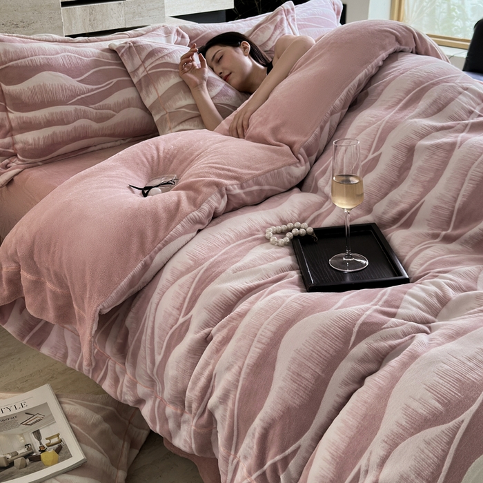 91家纺网 家纺一手货源 找家纺 7V 2025新款A类5D雕花绒四件套高克重立体浮雕牛奶绒大宽边一字绣全工艺四件套 峰回