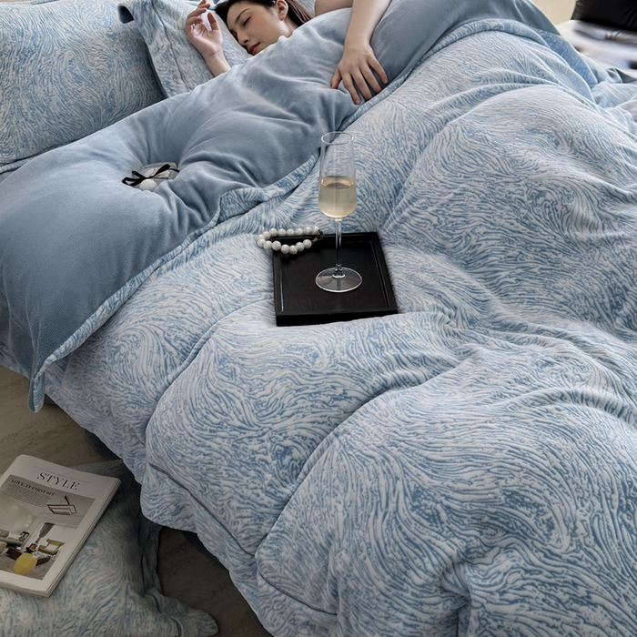 91家纺网 家纺一手货源 找家纺 7V 2025新款A类5D雕花绒四件套高克重立体浮雕牛奶绒大宽边一字绣全工艺四件套 水波