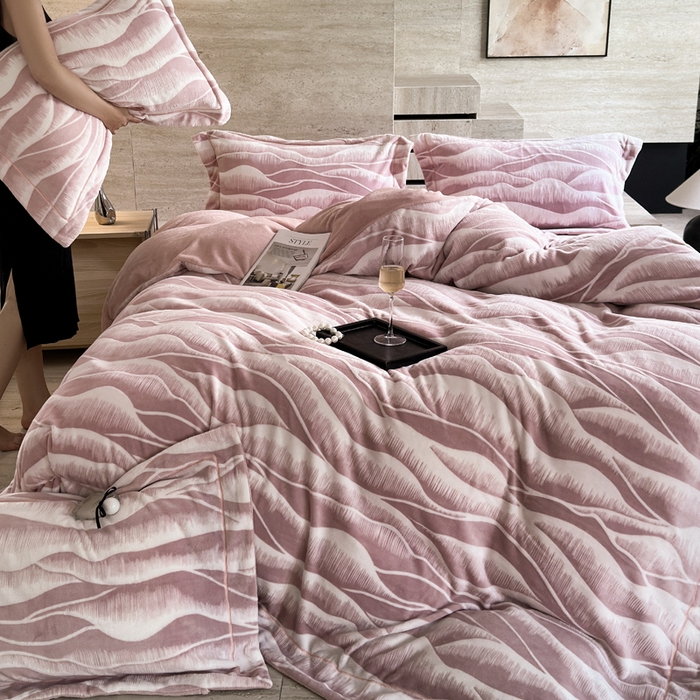 91家纺网 家纺一手货源 找家纺 7V 2025新款A类5D雕花绒四件套高克重立体浮雕牛奶绒大宽边一字绣全工艺四件套 峰回