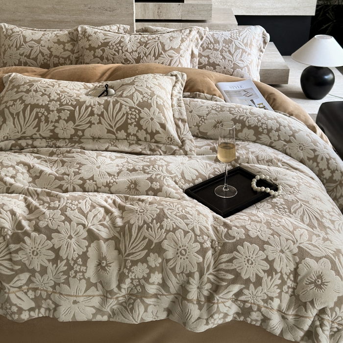 91家纺网 家纺一手货源 找家纺 7V 2025新款A类5D雕花绒四件套高克重立体浮雕牛奶绒大宽边一字绣全工艺四件套 寻梦