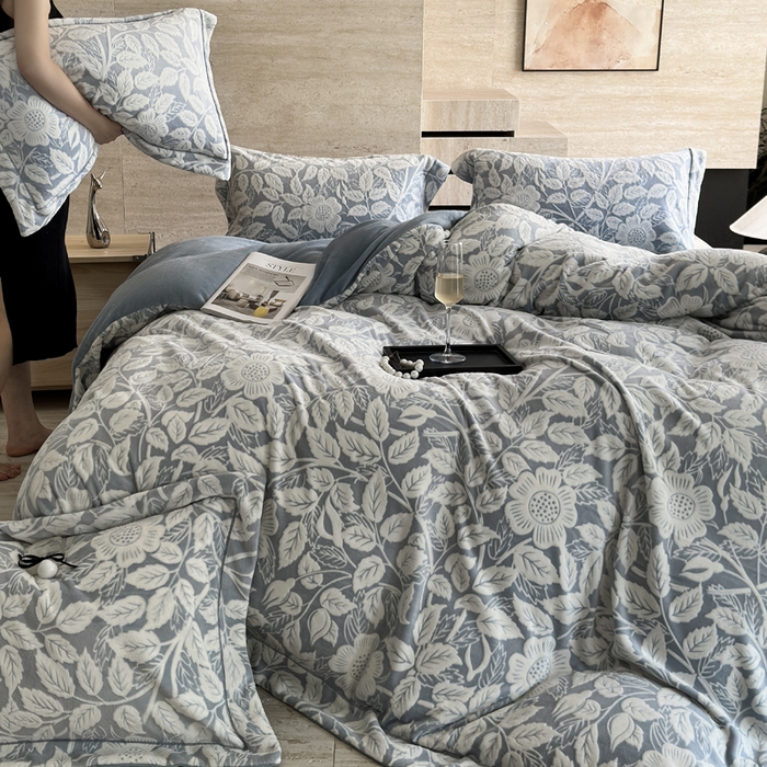 91家纺网 家纺一手货源 找家纺 7V 2025新款A类5D雕花绒四件套高克重立体浮雕牛奶绒大宽边一字绣全工艺四件套 叶子花