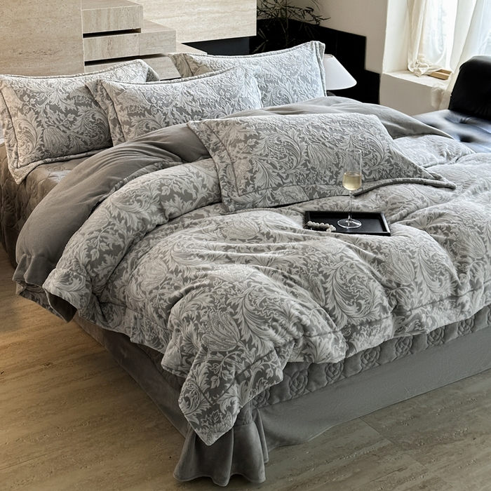 91家纺网 家纺一手货源 找家纺 7V 2025新款A类5D雕花绒四件套高克重立体浮雕牛奶绒大宽边一字绣全工艺四件套 卷草