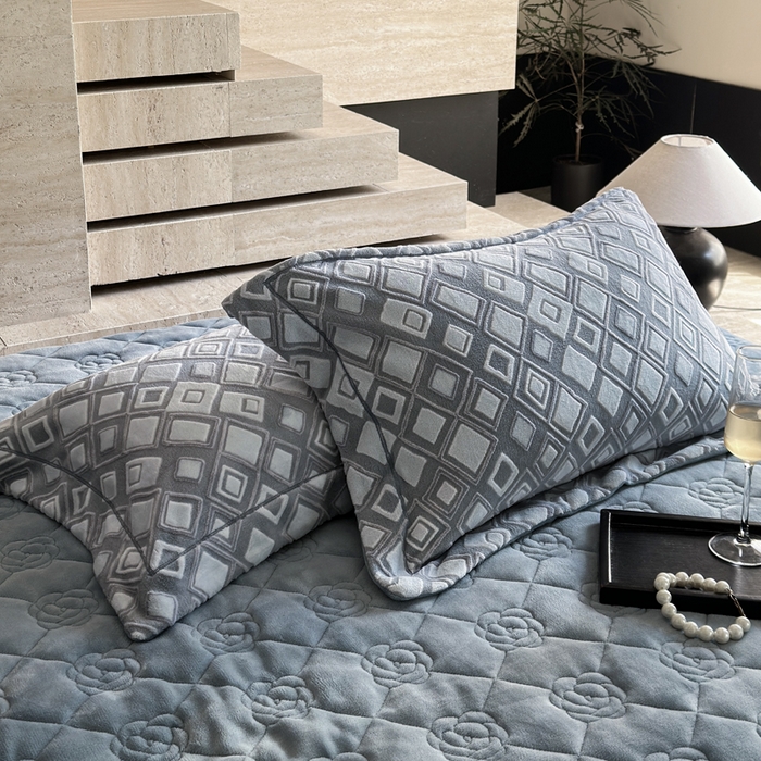 91家纺网 家纺一手货源 找家纺 7V 2025新款A类5D雕花绒四件套高克重立体浮雕牛奶绒大宽边一字绣全工艺四件套 卡罗尔