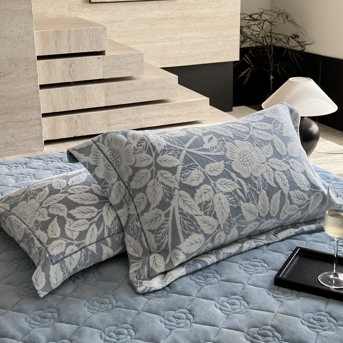 91家纺网 家纺一手货源 找家纺 7V 2025新款A类5D雕花绒四件套高克重立体浮雕牛奶绒大宽边一字绣全工艺四件套 叶子花