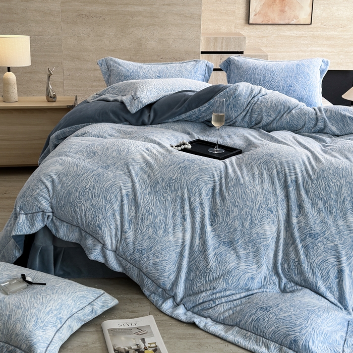 91家纺网 家纺一手货源 找家纺 7V 2025新款A类5D雕花绒四件套高克重立体浮雕牛奶绒大宽边一字绣全工艺四件套 水波