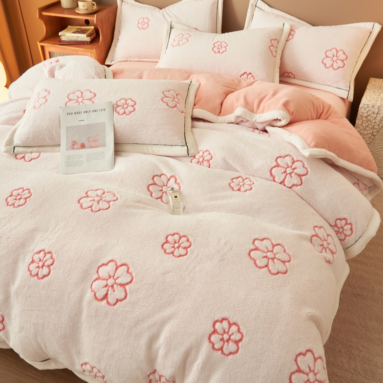 91家纺网 家纺一手货源 找家纺 金鹰 2025新款提花绒牛奶绒四件套 心花怒放