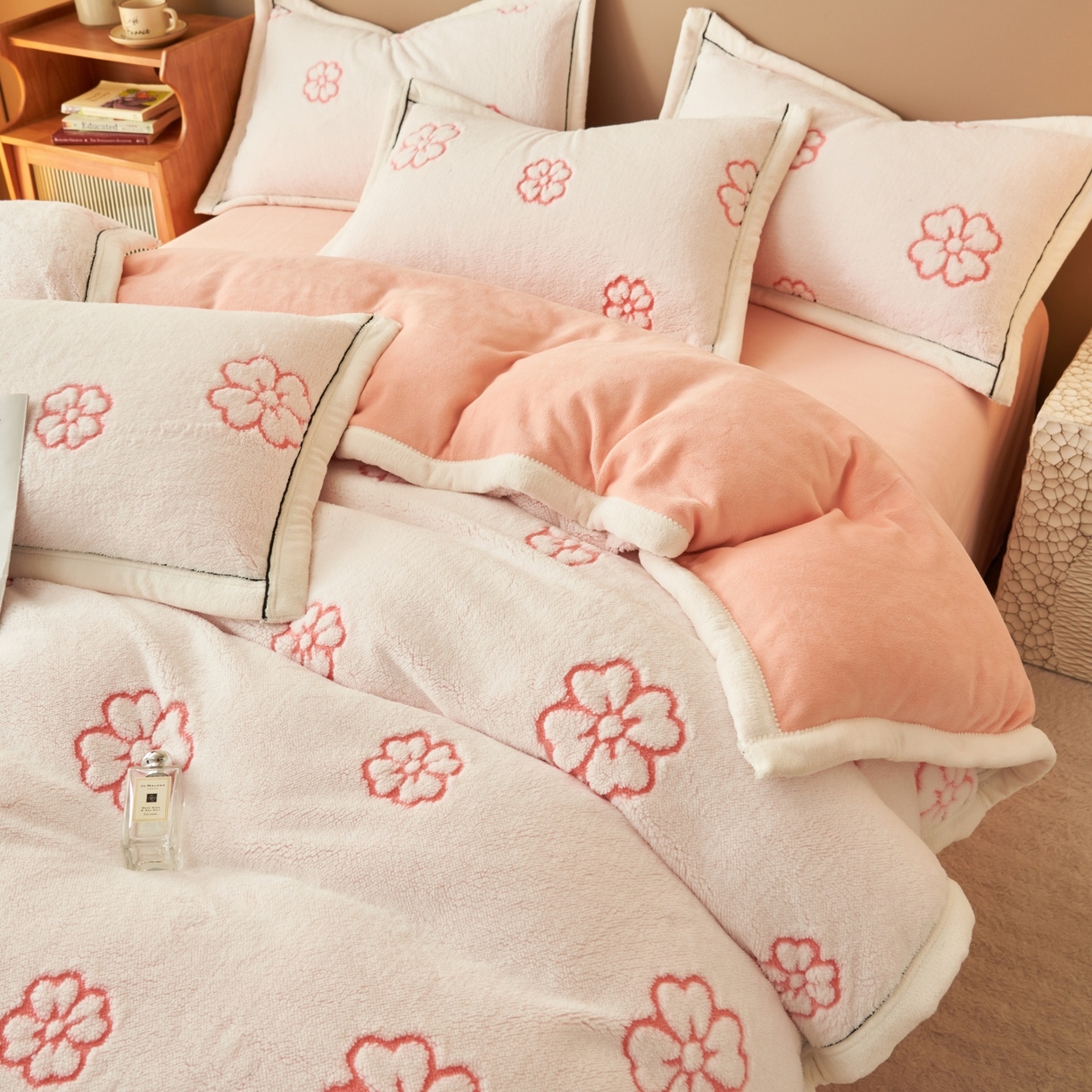 91家纺网 家纺一手货源 找家纺 金鹰 2025新款提花绒牛奶绒四件套 心花怒放