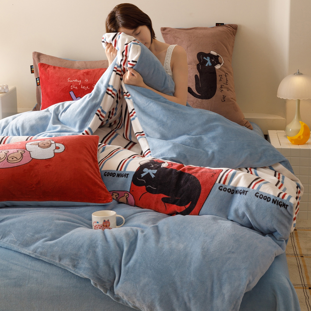 91家纺网 家纺一手货源 找家纺 RYB红黄兰 2025新款设计师原创牛奶绒大版数码印花四件套 小宅喵