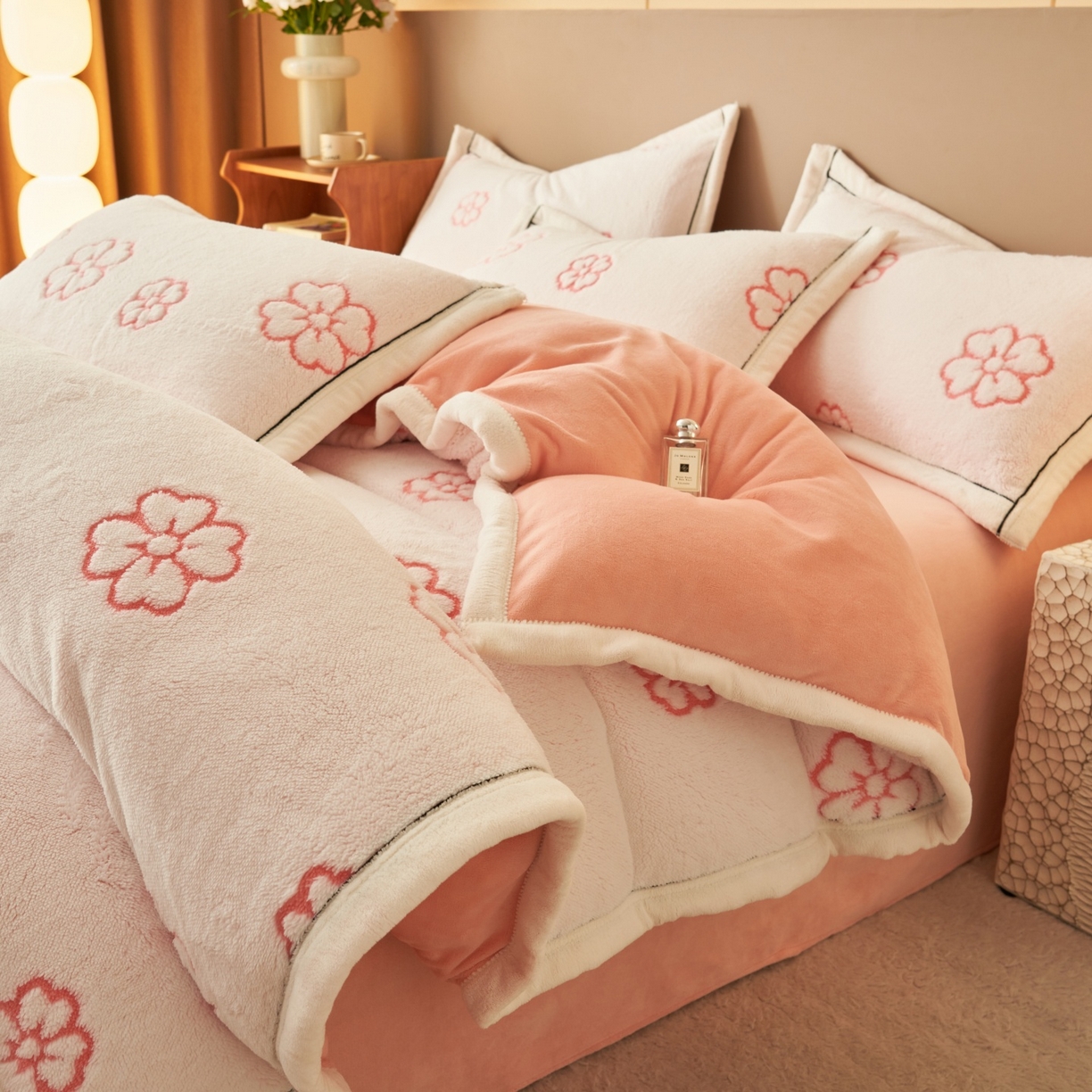 91家纺网 家纺一手货源 找家纺 金鹰 2025新款提花绒牛奶绒四件套 心花怒放