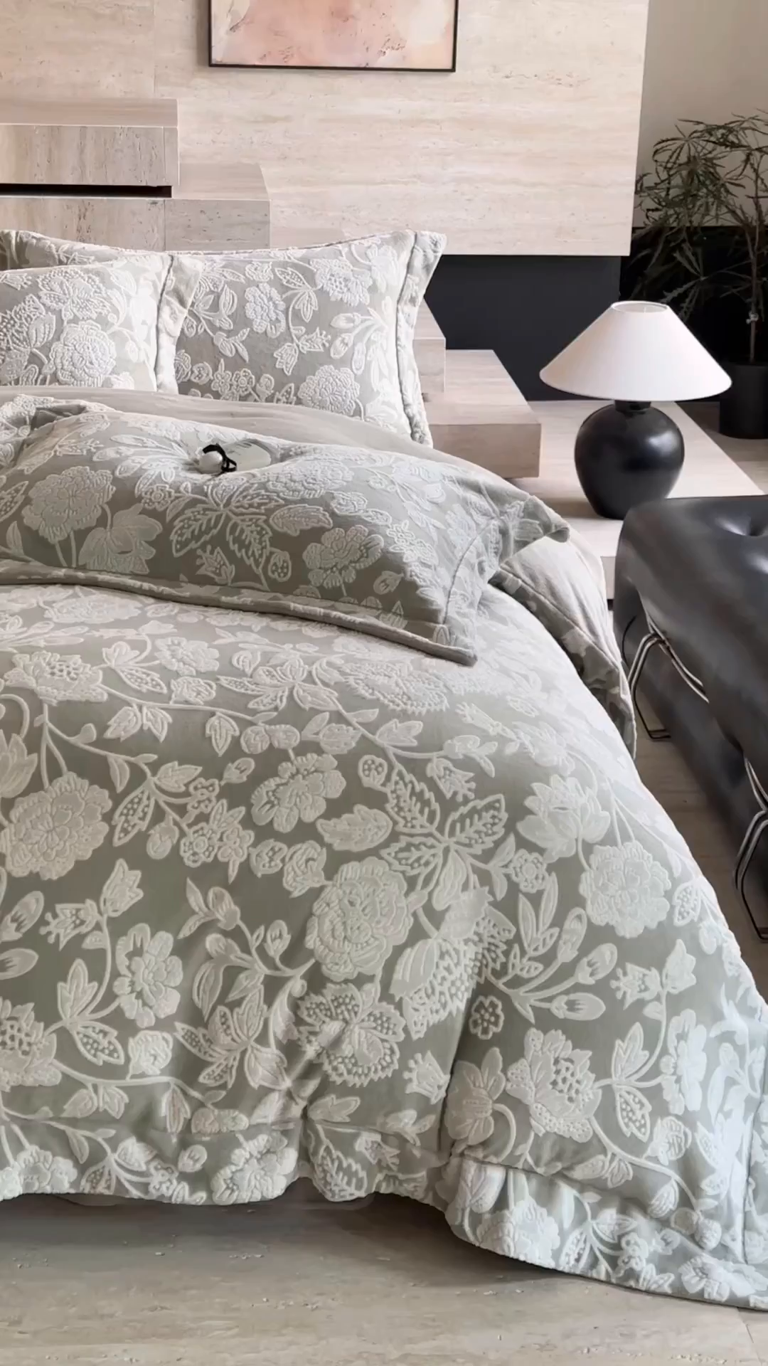 91家纺网 家纺一手货源 找家纺 7V 2025新款A类5D雕花绒四件套高克重立体浮雕牛奶绒大宽边一字绣全工艺四件套 寻梦