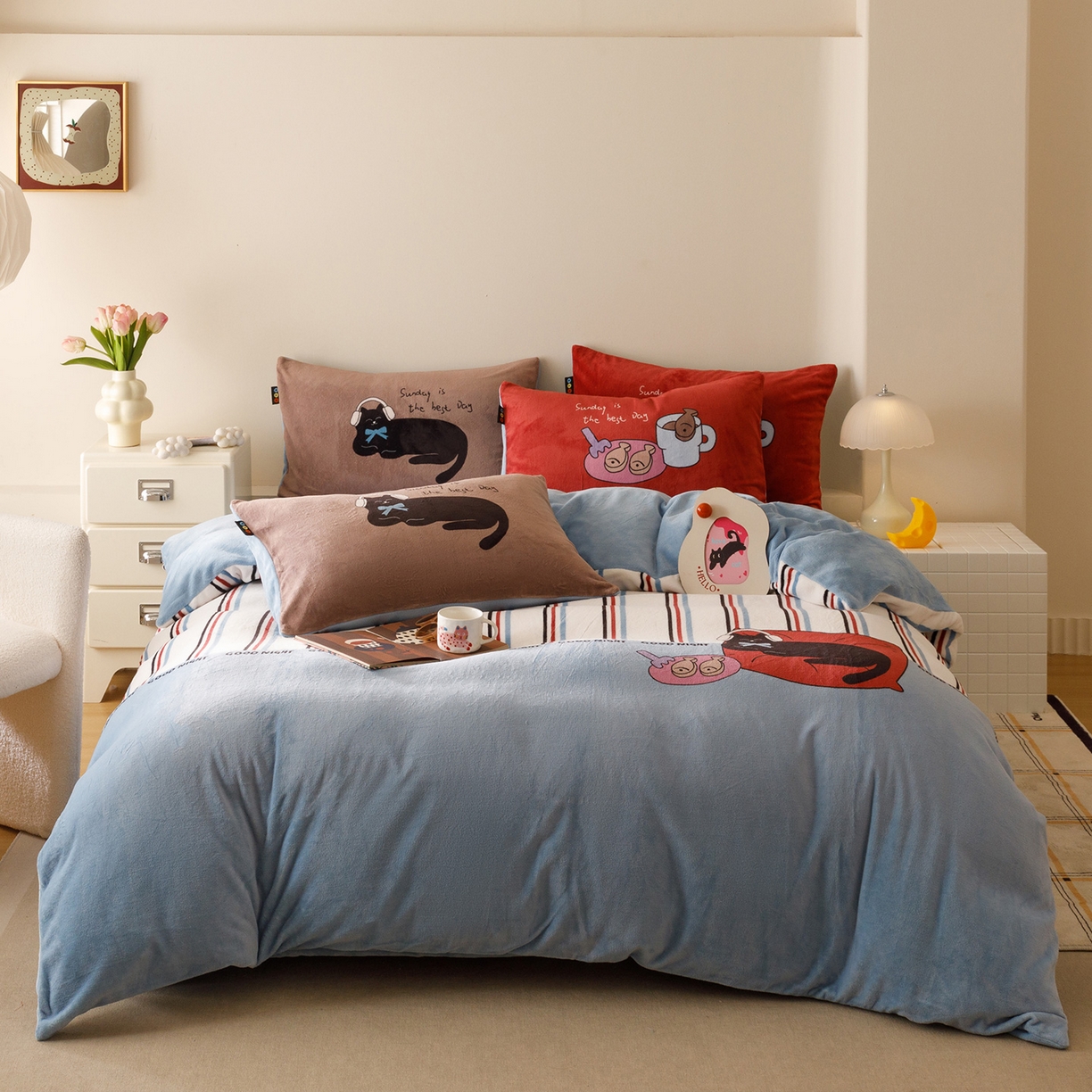 91家纺网 家纺一手货源 找家纺 RYB红黄兰 2025新款设计师原创牛奶绒大版数码印花四件套 小宅喵