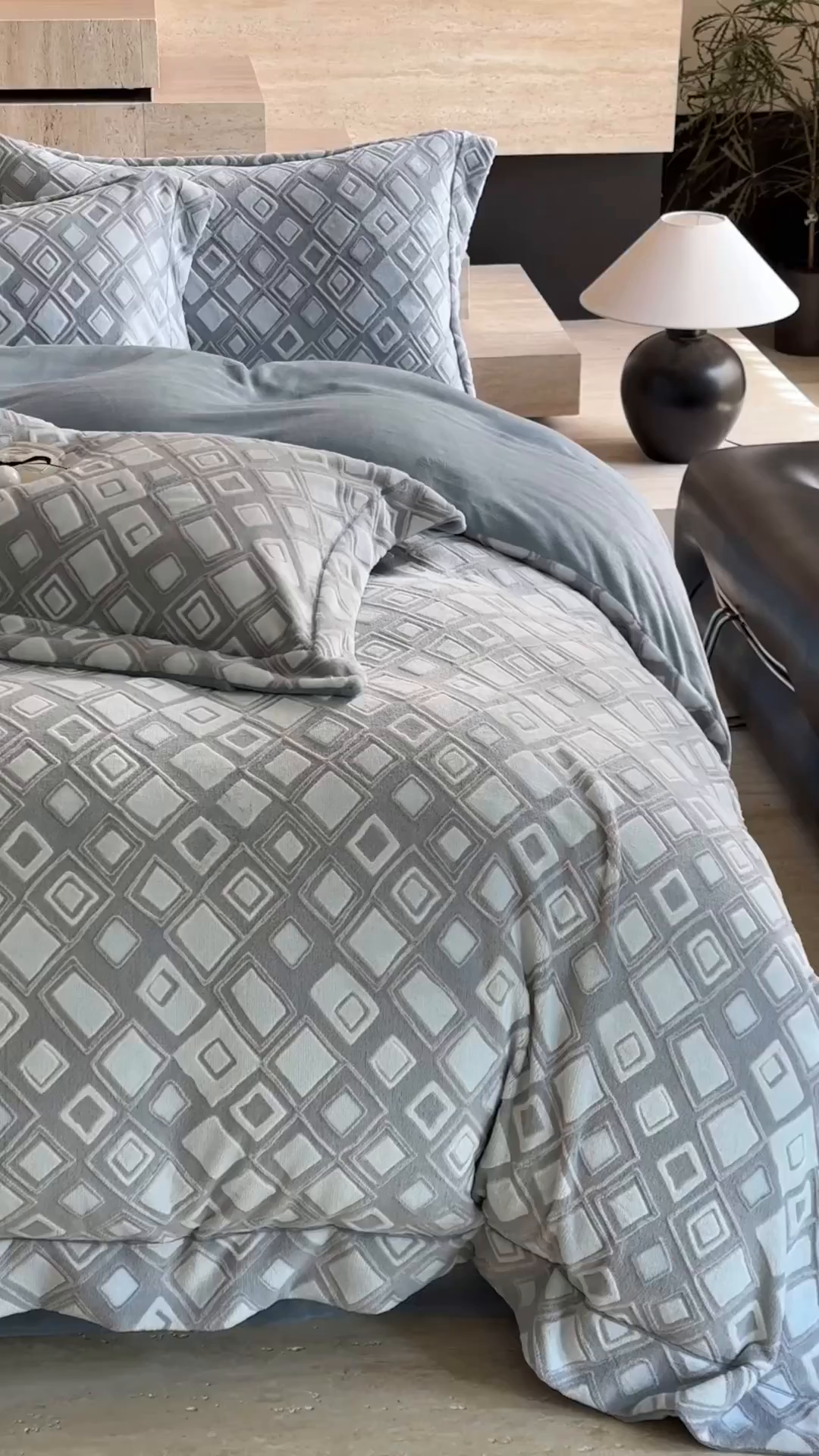 91家纺网 家纺一手货源 找家纺 7V 2025新款A类5D雕花绒四件套高克重立体浮雕牛奶绒大宽边一字绣全工艺四件套 卡罗尔