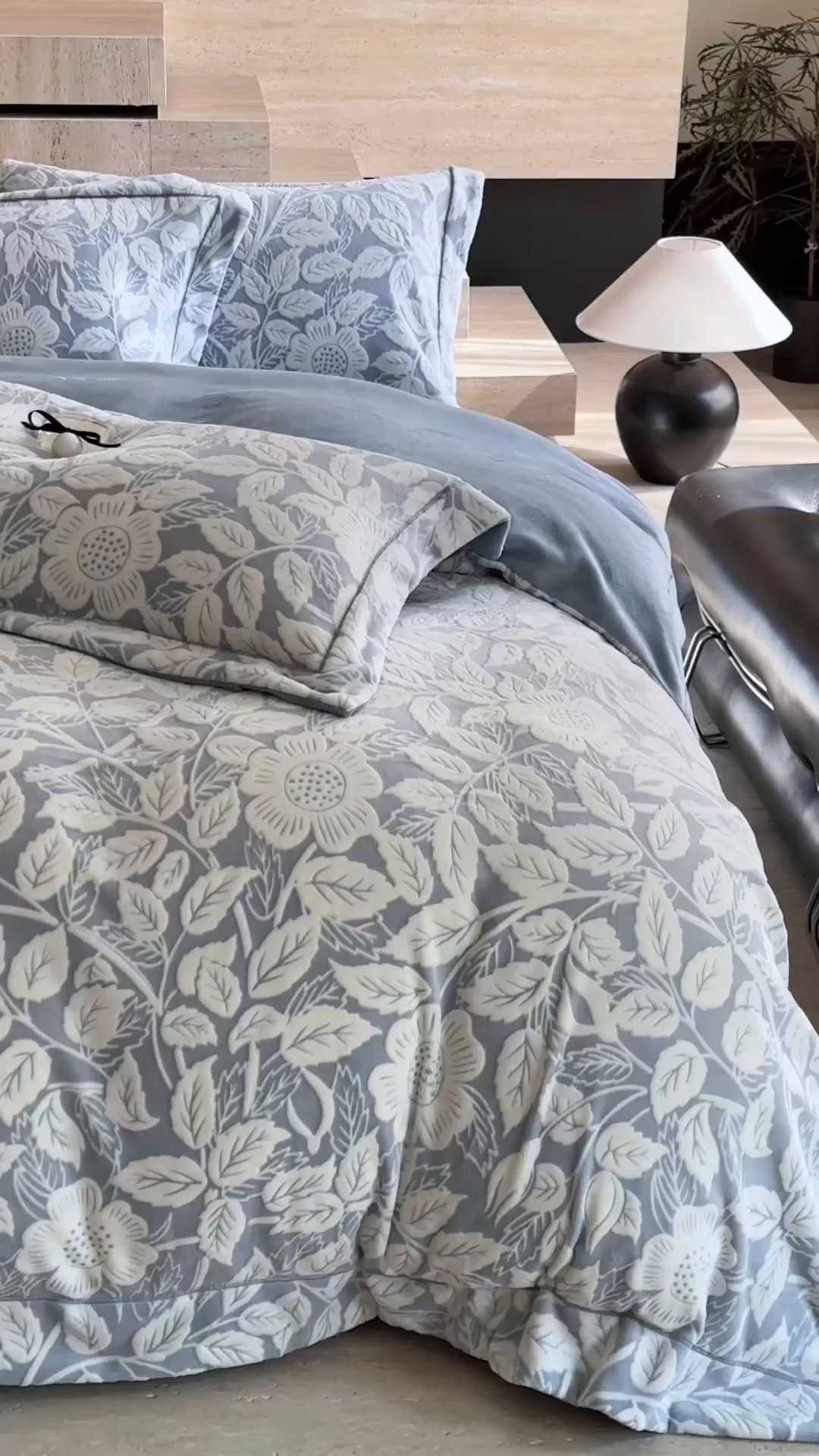 91家纺网 家纺一手货源 找家纺 7V 2025新款A类5D雕花绒四件套高克重立体浮雕牛奶绒大宽边一字绣全工艺四件套 叶子花